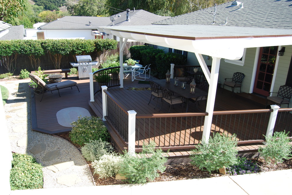 Inspiration for a mid-sized timeless backyard deck remodel in Los Angeles with a roof extension