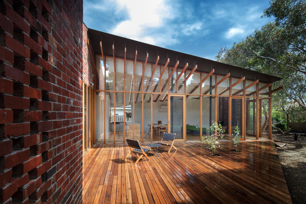 Kleine, Überdachte Moderne Terrasse hinter dem Haus in Melbourne