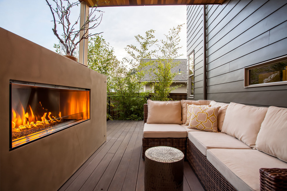 Überdachte Moderne Terrasse hinter dem Haus mit Feuerstelle in Portland