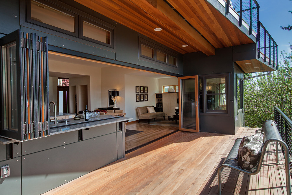 Mid-sized trendy deck photo in Seattle with a roof extension