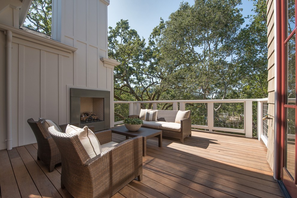 Idée de décoration pour une terrasse arrière champêtre de taille moyenne avec un foyer extérieur et aucune couverture.