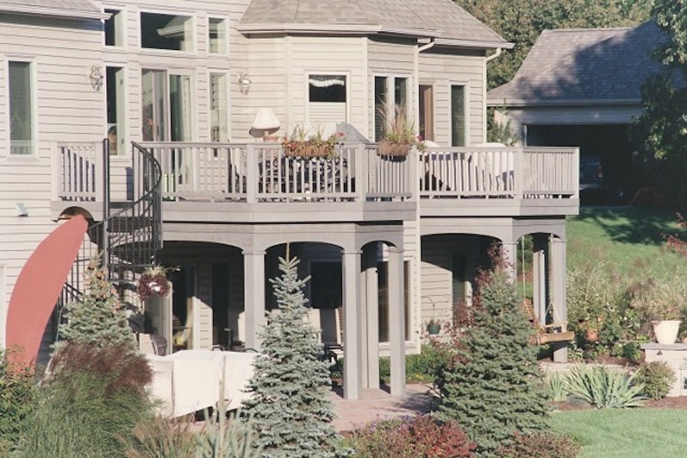 Cette image montre une grande terrasse arrière traditionnelle avec aucune couverture.