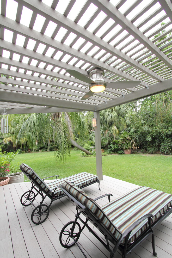 Example of an asian deck design in Houston