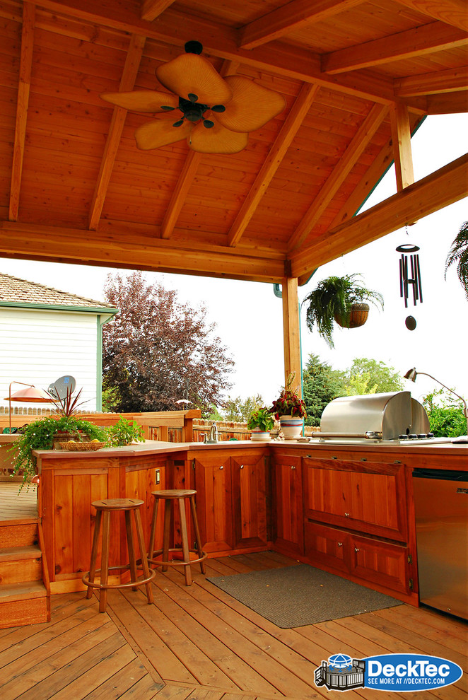 Идея дизайна: терраса на заднем дворе в стиле модернизм с летней кухней и навесом