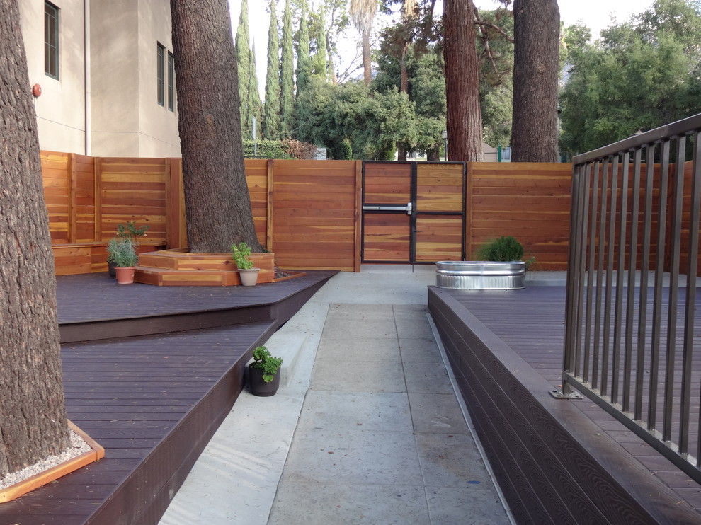 Inspiration for a large traditional side terrace in Los Angeles with no cover.