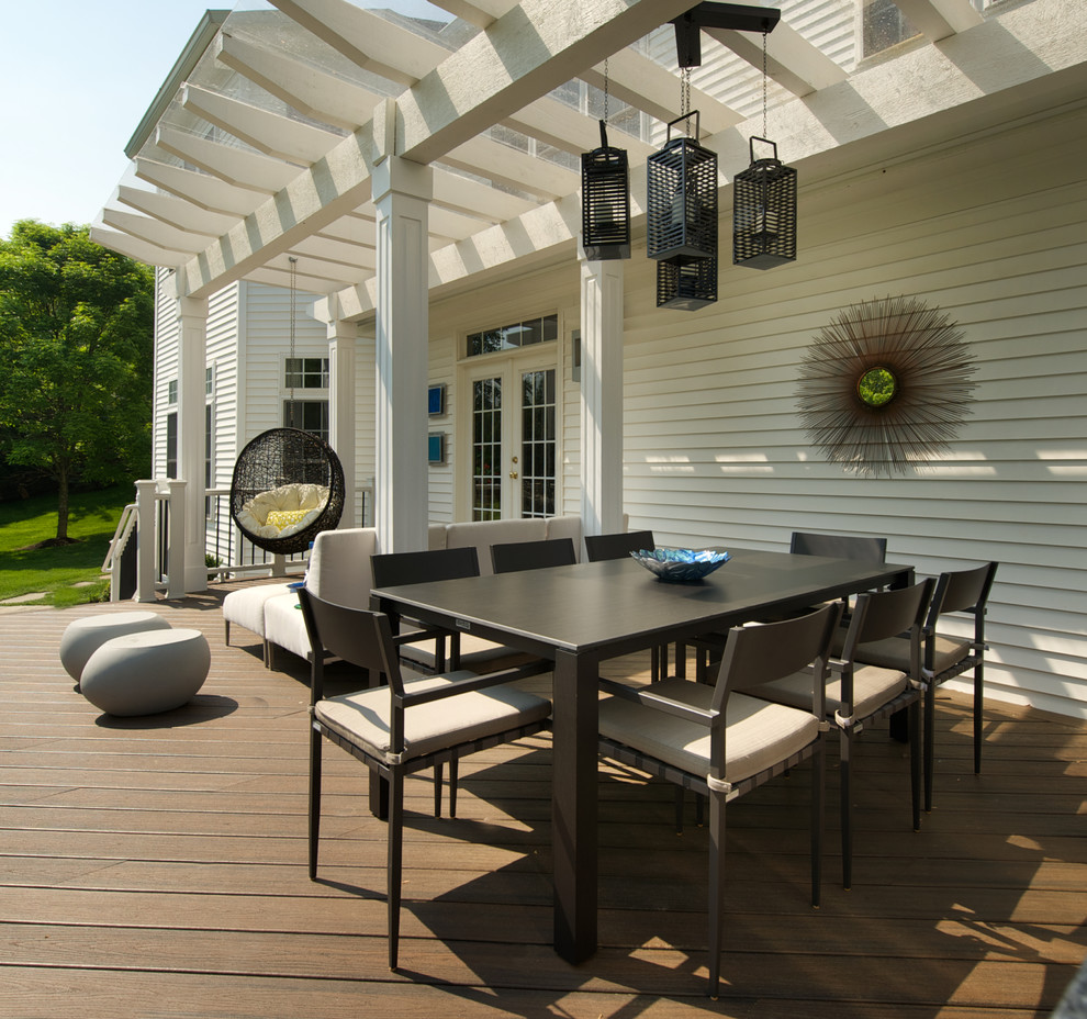 Imagen de terraza contemporánea de tamaño medio en patio trasero con cocina exterior y pérgola