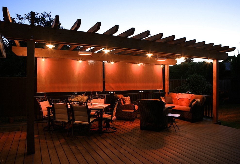 Foto de terraza contemporánea de tamaño medio en patio trasero con cocina exterior