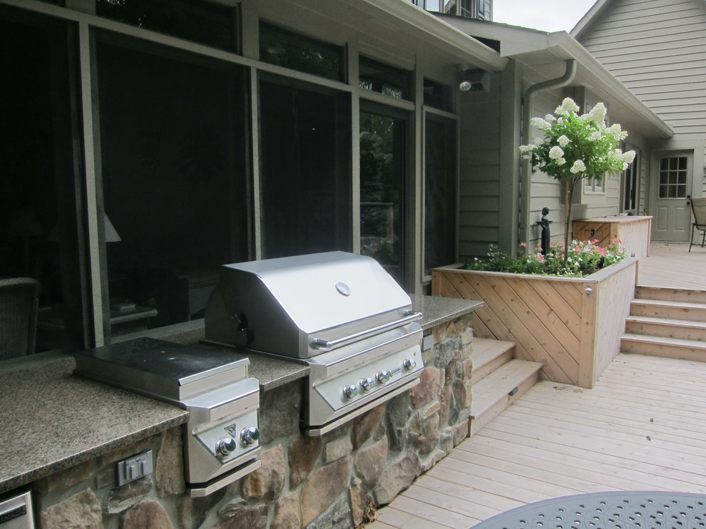 Outdoor kitchen deck - mid-sized traditional backyard outdoor kitchen deck idea in Indianapolis with no cover