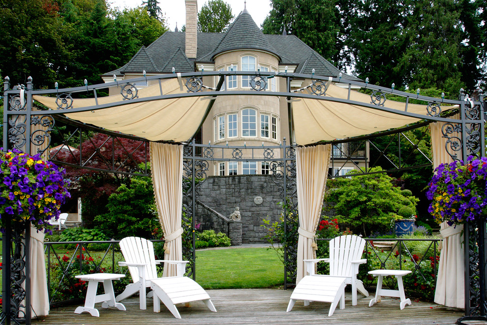 Ispirazione per una terrazza chic con un parasole