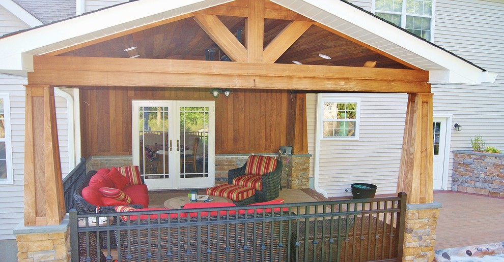 Imagen de terraza de estilo americano de tamaño medio en patio trasero y anexo de casas con brasero