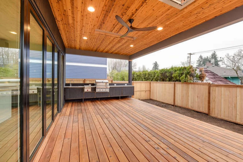 Свежая идея для дизайна: терраса среднего размера на заднем дворе в современном стиле с летней кухней и навесом - отличное фото интерьера