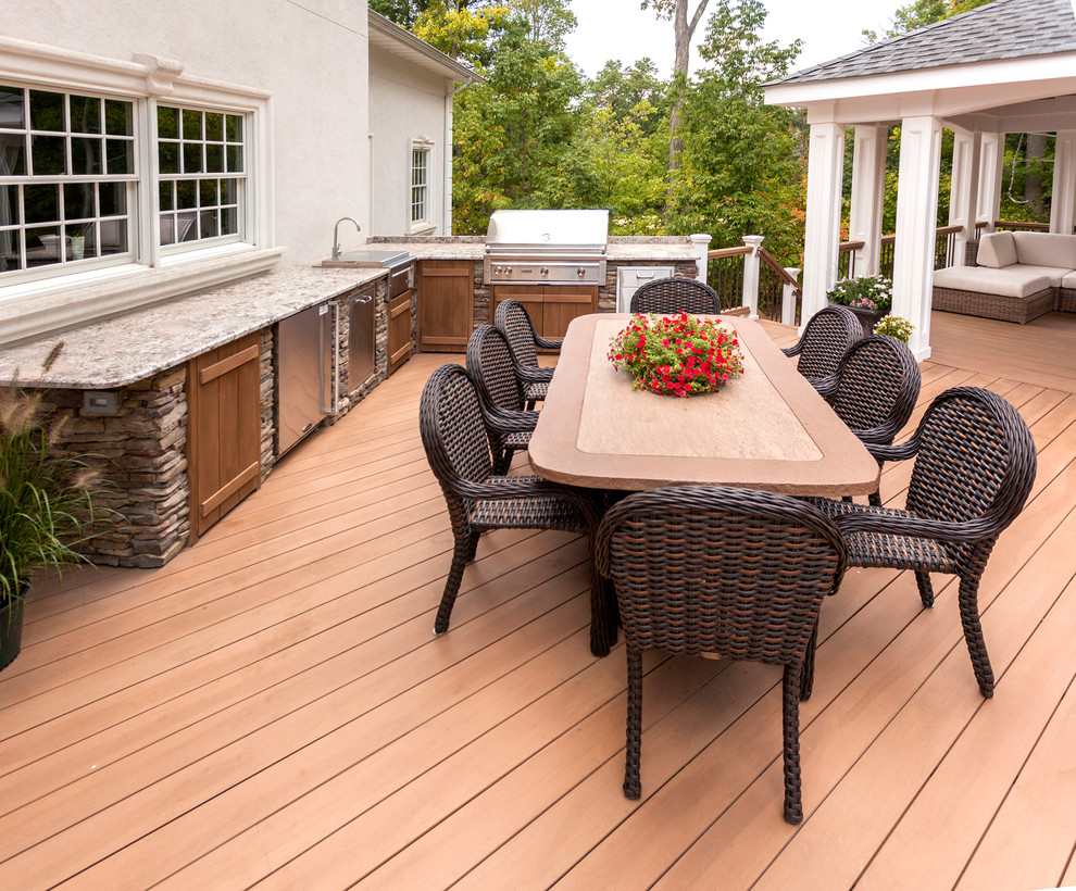 Foto de terraza tradicional renovada grande sin cubierta en patio trasero con cocina exterior