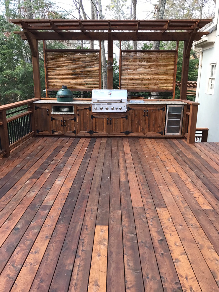 Modelo de terraza actual de tamaño medio en patio trasero con cocina exterior y pérgola