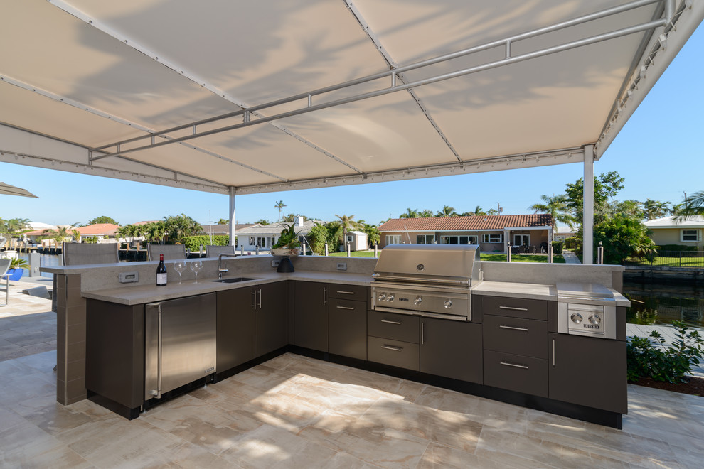 Cette image montre une terrasse arrière minimaliste de taille moyenne avec une cuisine d'été et un auvent.