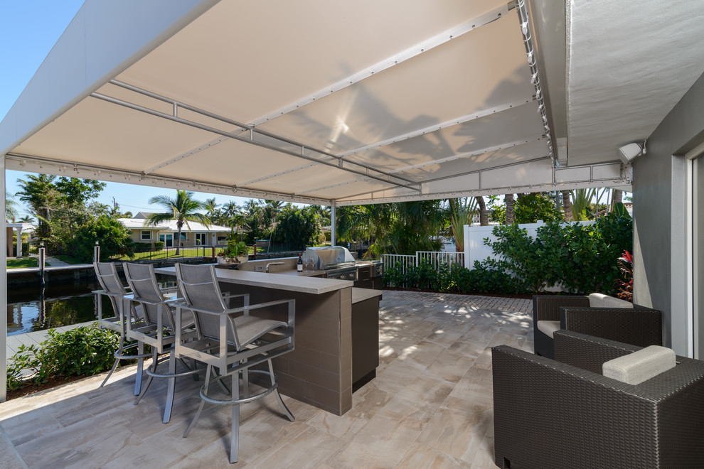 Foto di una terrazza minimalista di medie dimensioni e dietro casa con un parasole