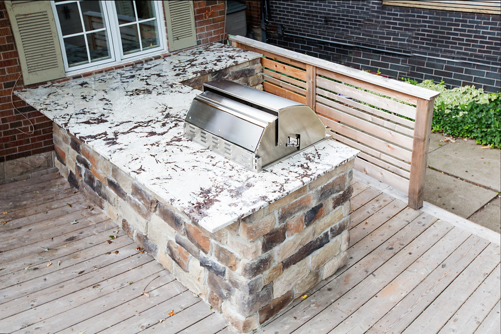 Réalisation d'une petite terrasse arrière design avec une cuisine d'été et une pergola.