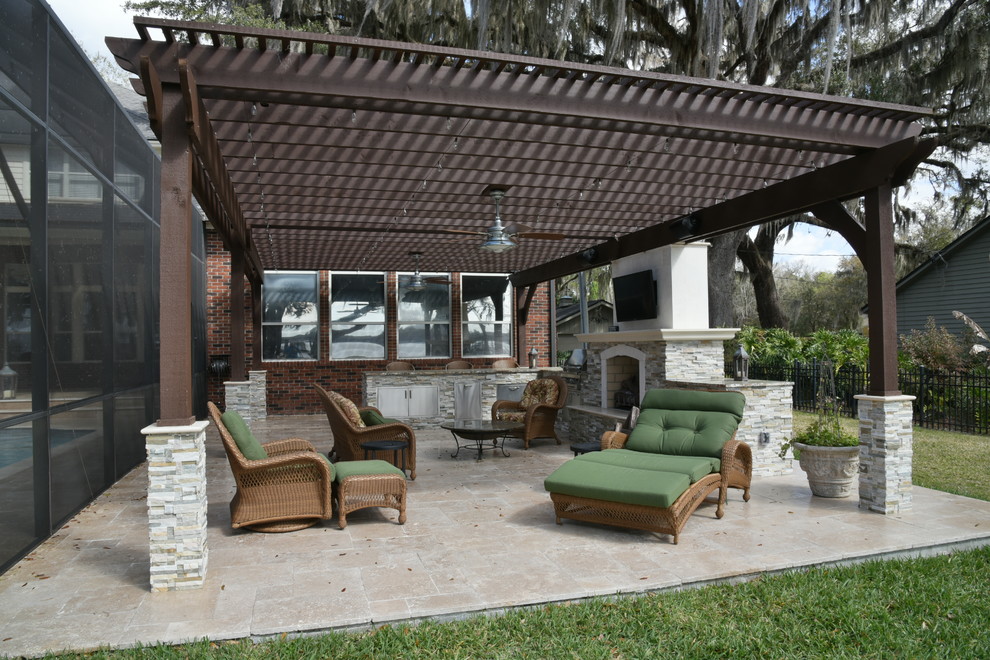 Klassische Pergola Terrasse mit Outdoor-Küche in Jacksonville