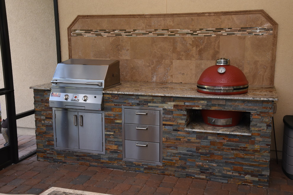 Überdachte Klassische Terrasse hinter dem Haus mit Outdoor-Küche in Jacksonville