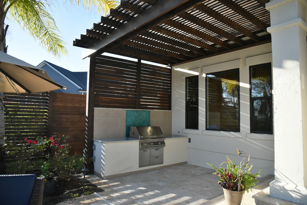 Moderne Pergola Terrasse hinter dem Haus mit Outdoor-Küche in Jacksonville