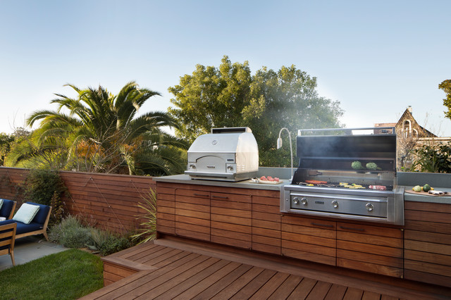 Outdoor Kitchen with Pizza Oven and Grill - Contemporary 