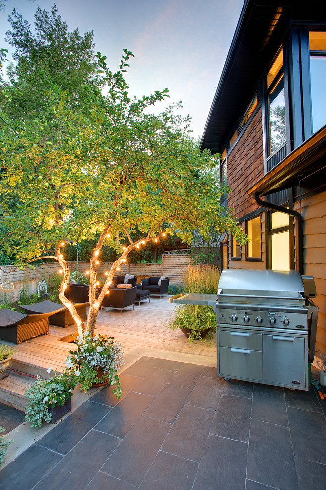 Стильный дизайн: терраса среднего размера на заднем дворе в современном стиле с зоной барбекю без защиты от солнца - последний тренд