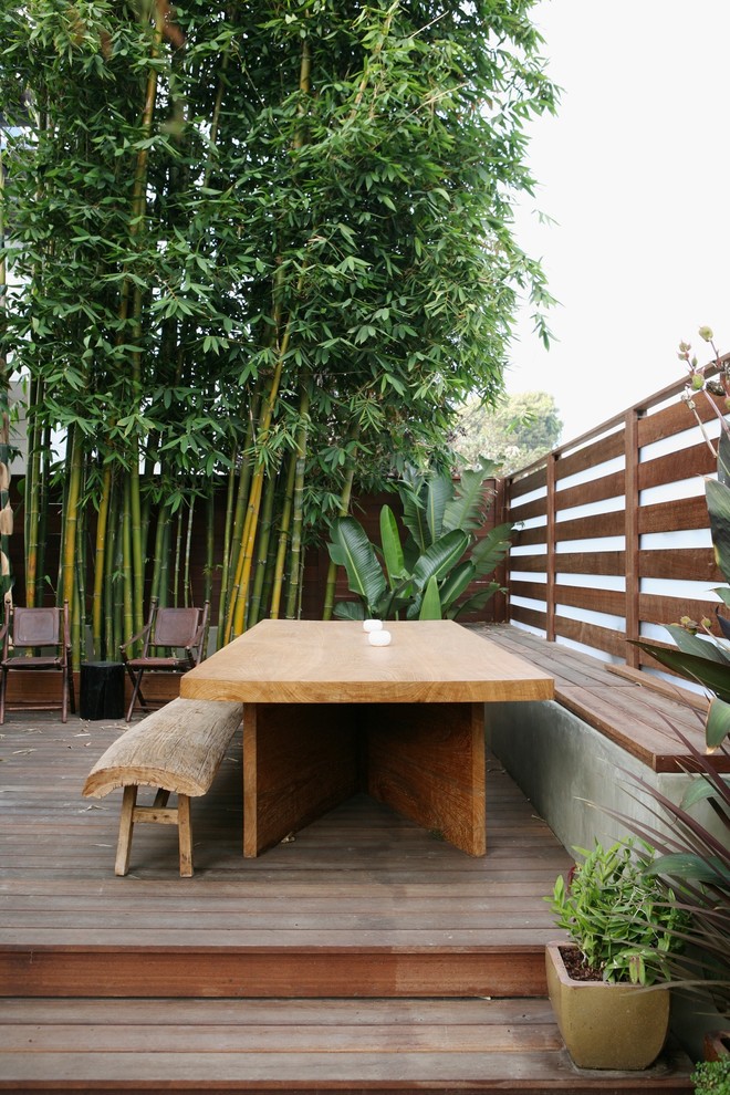 Small world-inspired back terrace in Los Angeles with fencing.