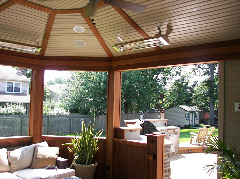Idées déco pour une terrasse arrière classique avec une cuisine d'été et une extension de toiture.
