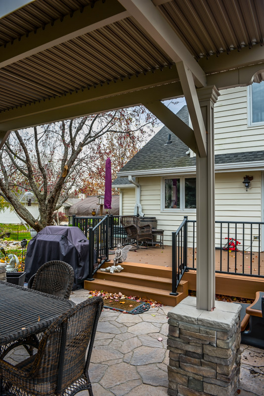 Foto de terraza contemporánea de tamaño medio en patio trasero con brasero