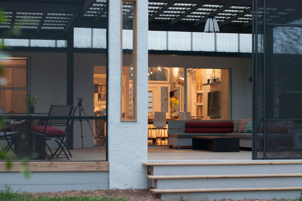 Foto di una terrazza minimal di medie dimensioni e dietro casa con una pergola