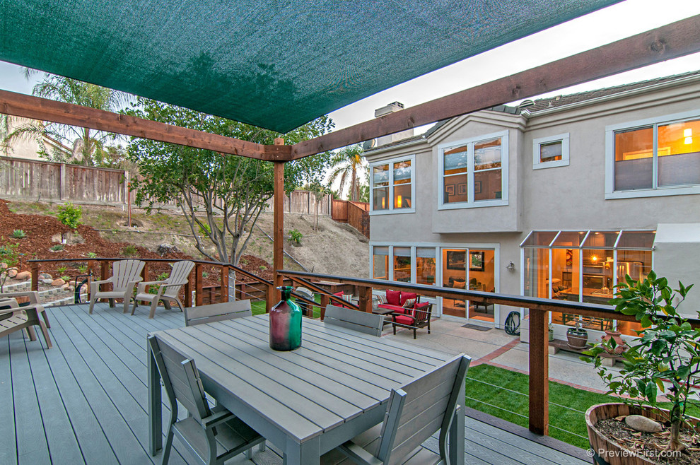 Mittelgroße Moderne Pergola Terrasse hinter dem Haus in San Diego