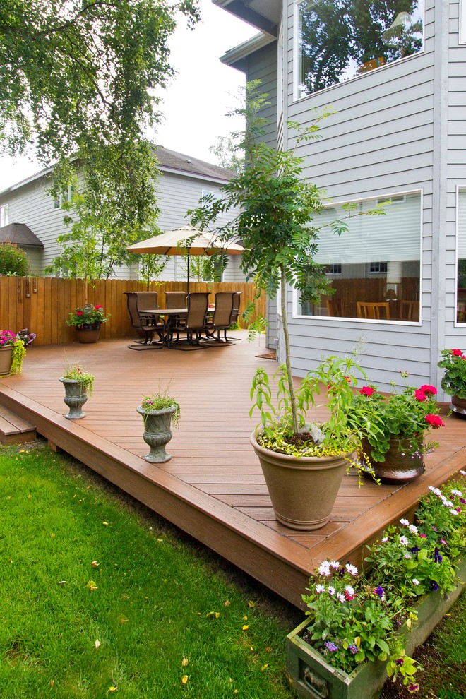 Deck - mid-sized craftsman deck idea in Other
