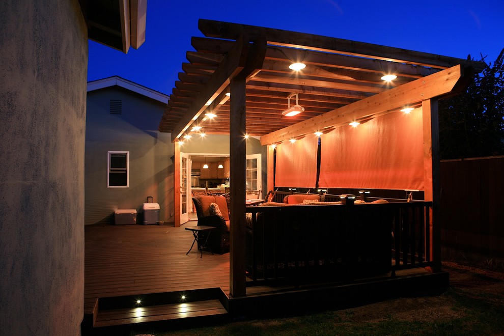 Modelo de terraza contemporánea de tamaño medio en patio trasero con cocina exterior