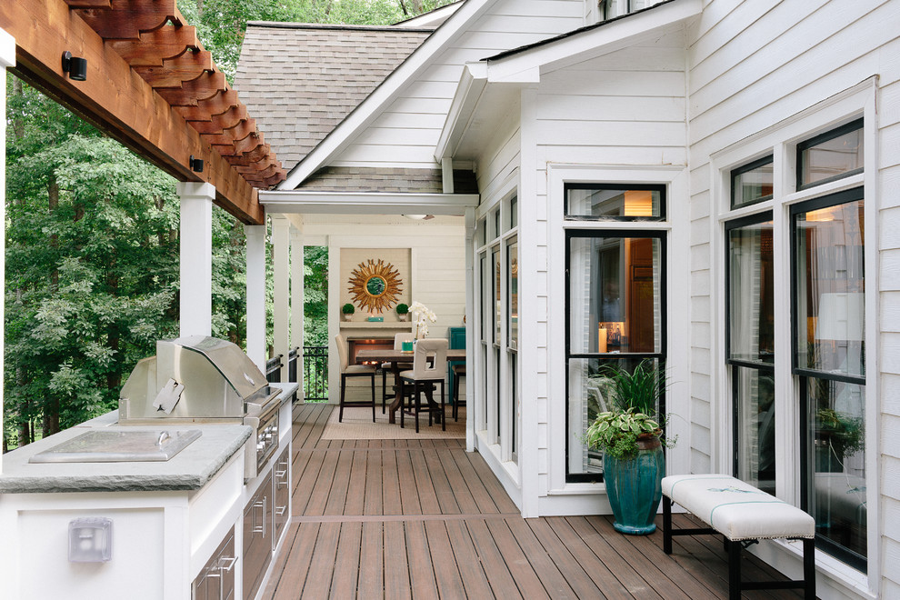 Свежая идея для дизайна: терраса на заднем дворе в стиле кантри с летней кухней - отличное фото интерьера