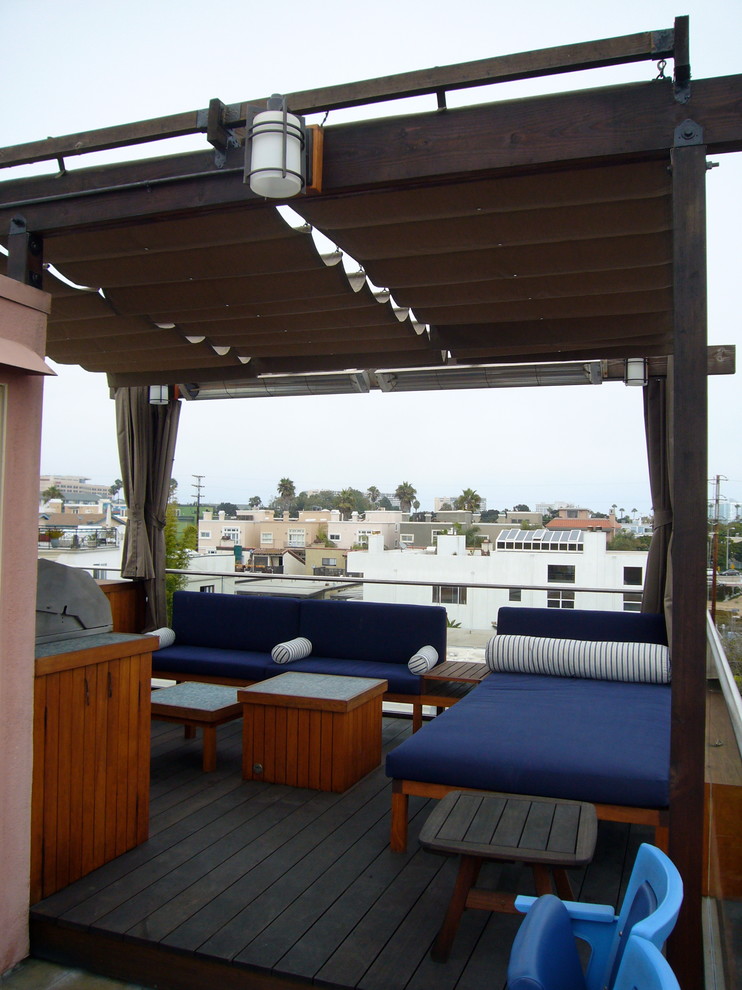 Ejemplo de terraza costera de tamaño medio en azotea con cocina exterior y toldo