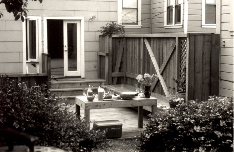 Foto de terraza actual pequeña sin cubierta en patio trasero