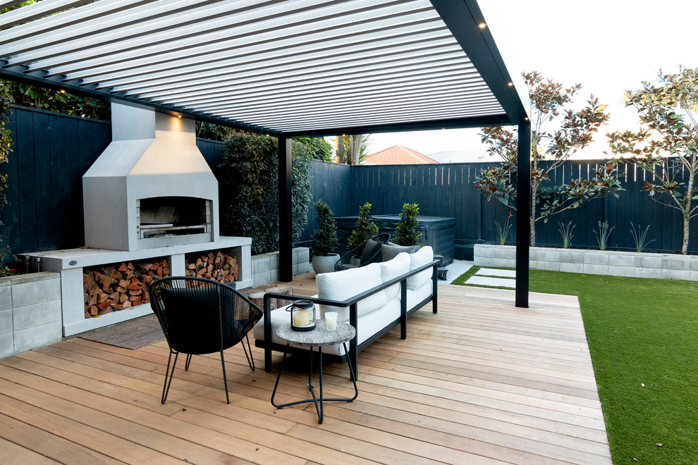 Idée de décoration pour une grande terrasse arrière design avec une cuisine d'été et une extension de toiture.