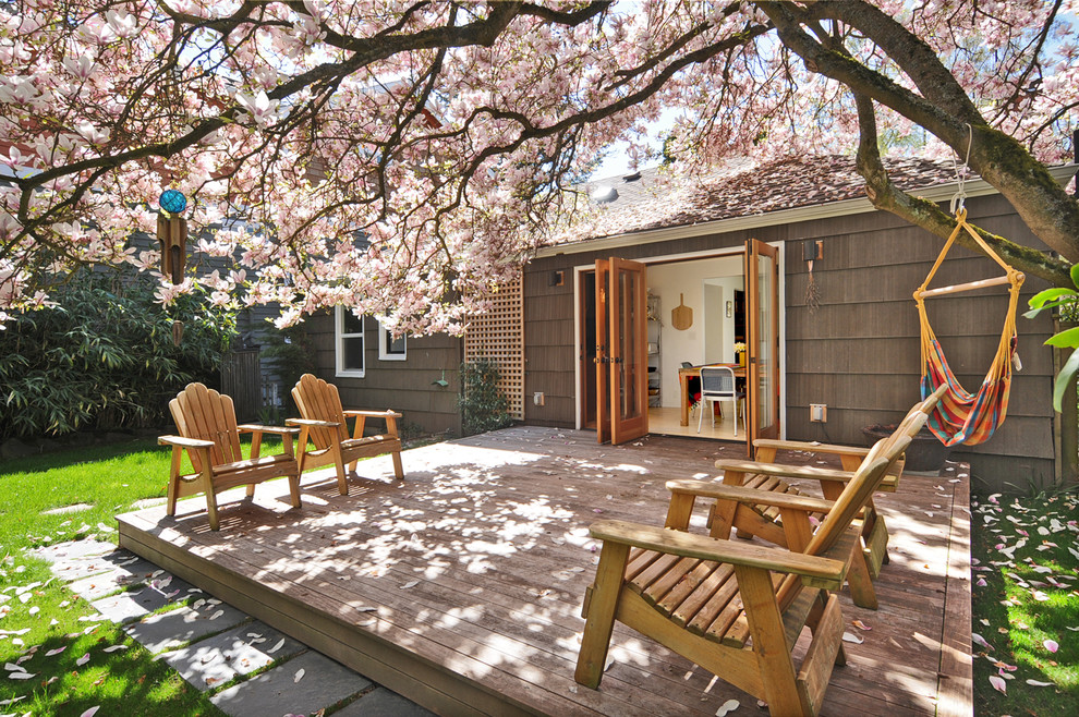 シアトルにあるトラディショナルスタイルのおしゃれな裏庭のデッキ (日よけなし) の写真