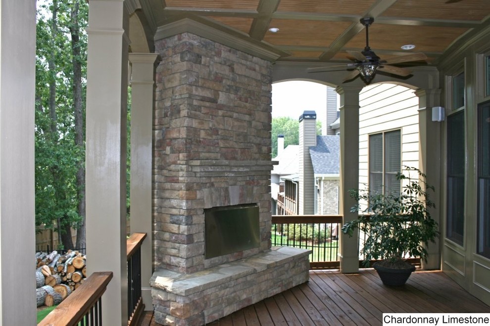 Diseño de terraza clásica pequeña en patio trasero y anexo de casas con chimenea