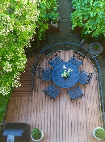 ワシントンD.C.にある小さなコンテンポラリースタイルのおしゃれな裏庭のデッキ (日よけなし) の写真