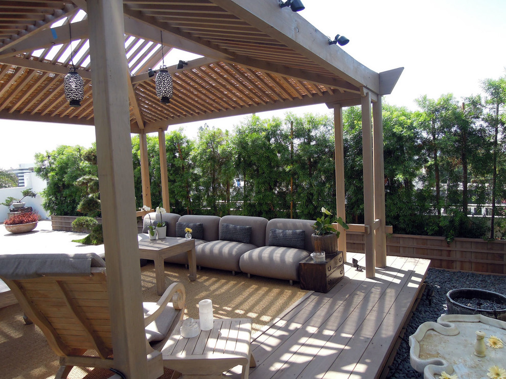 Idée de décoration pour une terrasse arrière asiatique de taille moyenne avec une pergola.