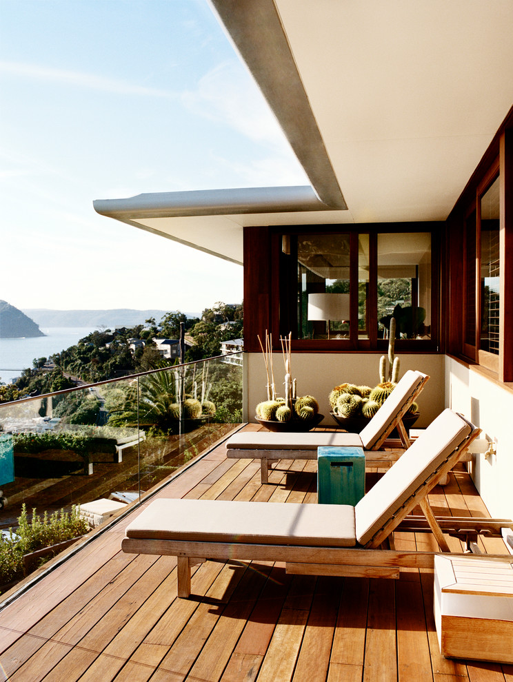 Foto de terraza contemporánea en anexo de casas y patio trasero
