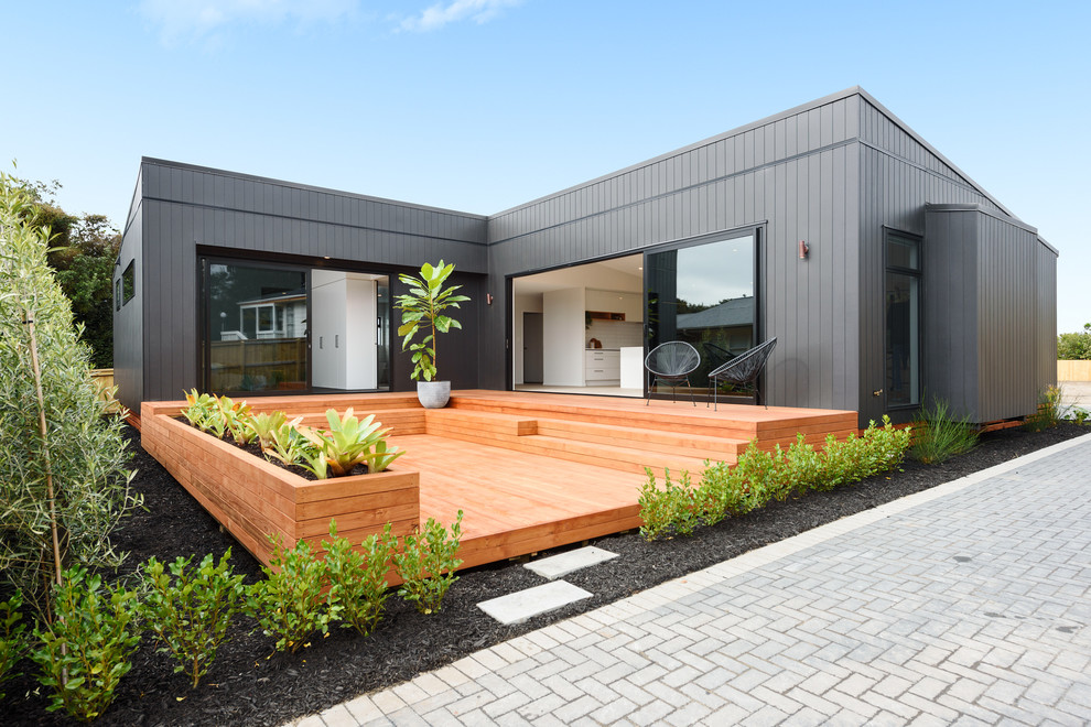Esempio di una terrazza design dietro casa con nessuna copertura