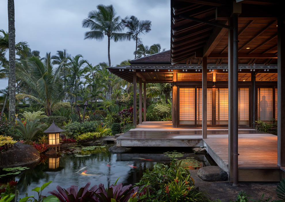 Photo of an expansive world-inspired terrace in Hawaii with a roof extension and feature lighting.