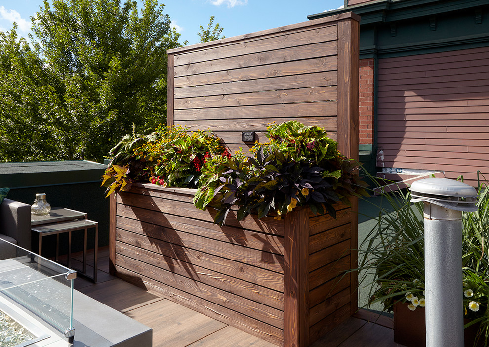Inspiration for a mid-sized contemporary rooftop deck remodel in Chicago with no cover