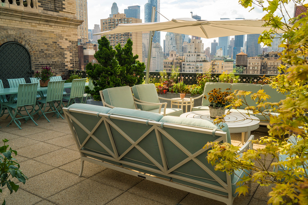 Inspiration for a timeless rooftop rooftop deck remodel in New York with no cover