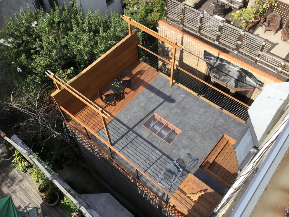 Ispirazione per una terrazza moderna di medie dimensioni e sul tetto con nessuna copertura
