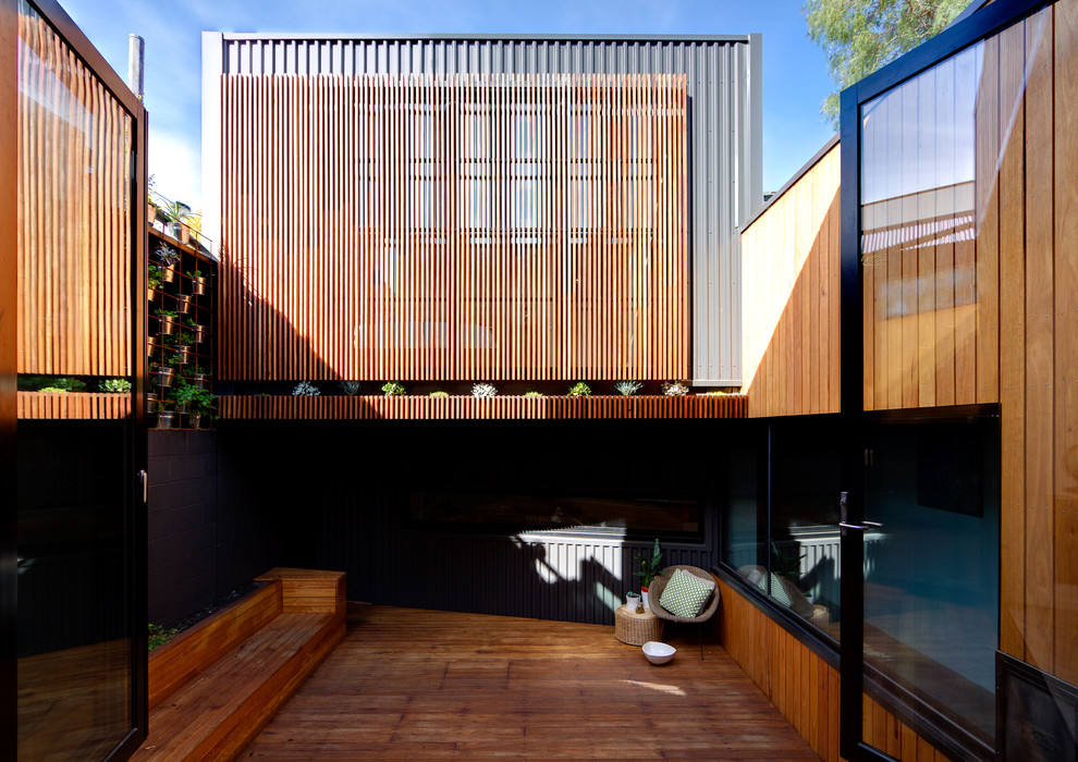 Идея дизайна: терраса среднего размера в современном стиле с растениями в контейнерах без защиты от солнца