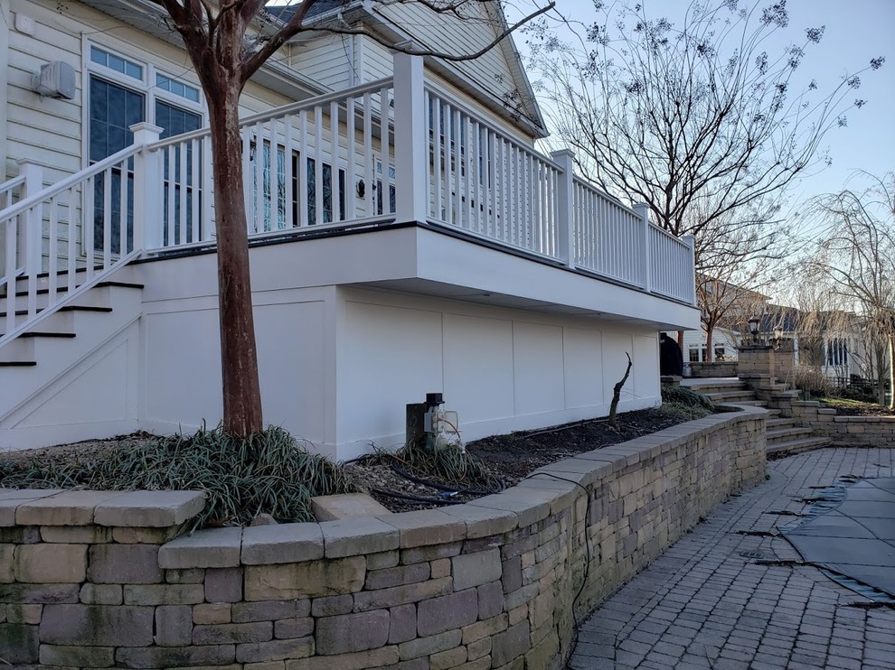 Imagen de terraza tradicional grande sin cubierta en patio trasero con brasero