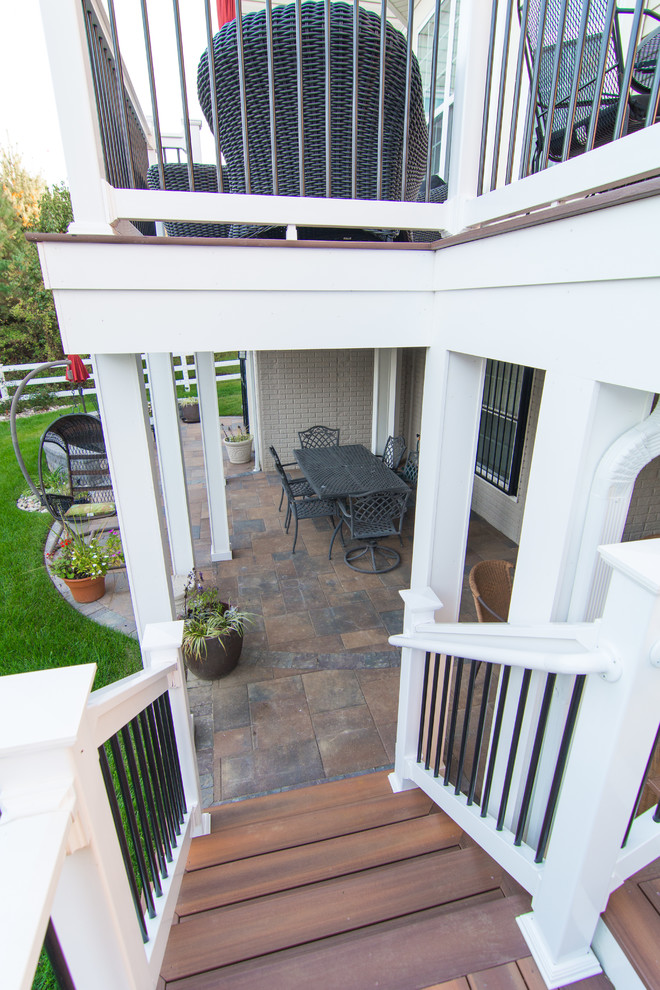 Modelo de terraza clásica renovada de tamaño medio en patio trasero