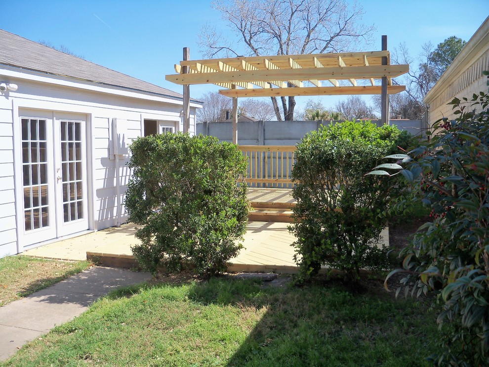 Imagen de terraza contemporánea de tamaño medio en patio lateral con pérgola
